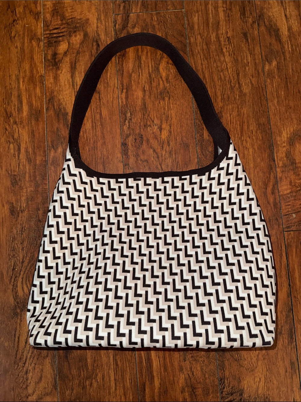 Lululemon 12L Black, Khaki, & White Geometric Chevron Shoulder Bag